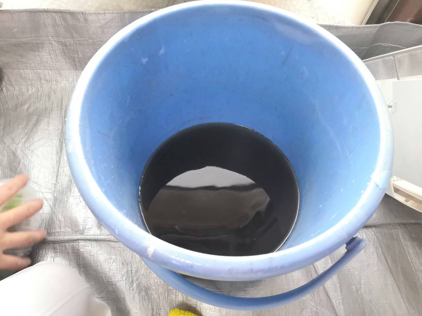 高圧洗浄機でエアコンを洗った後の真っ黒な水